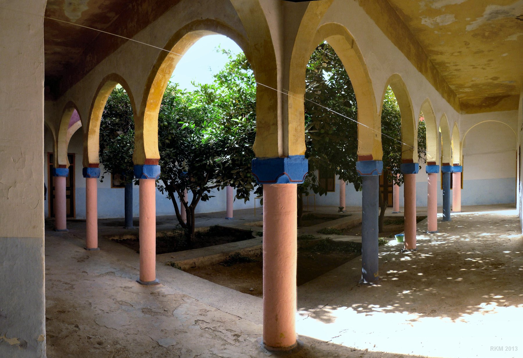 Tiskji, patio d'orangers dans un modeste riad du village 